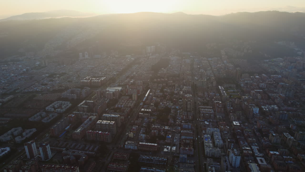 impresionante resplandor del amanecer de la mañana subiendo sobre la montaña sobre una gran ciudad urbana latinoamericana