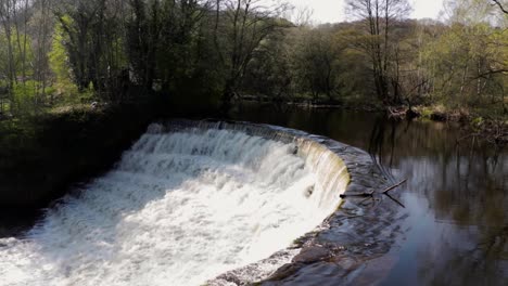 Wasser,-Das-Einen-Steinernen-Wasserfall-Hinunterläuft,-Umgeben-Von-Bäumen-Und-Viel-Grün-6