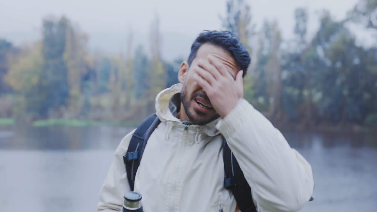 하이킹, 비, 자연에서 사람과 함께 휴식을 취합니다.