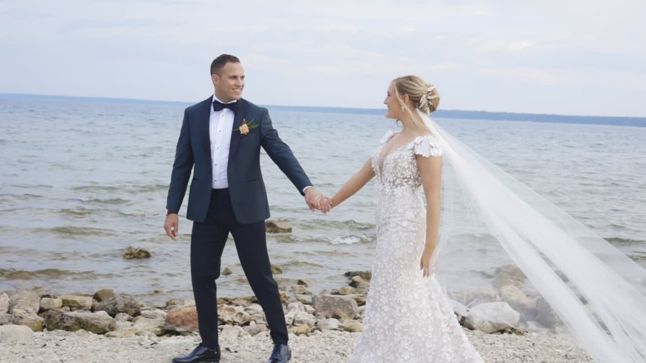 Brudepar går på stranden
