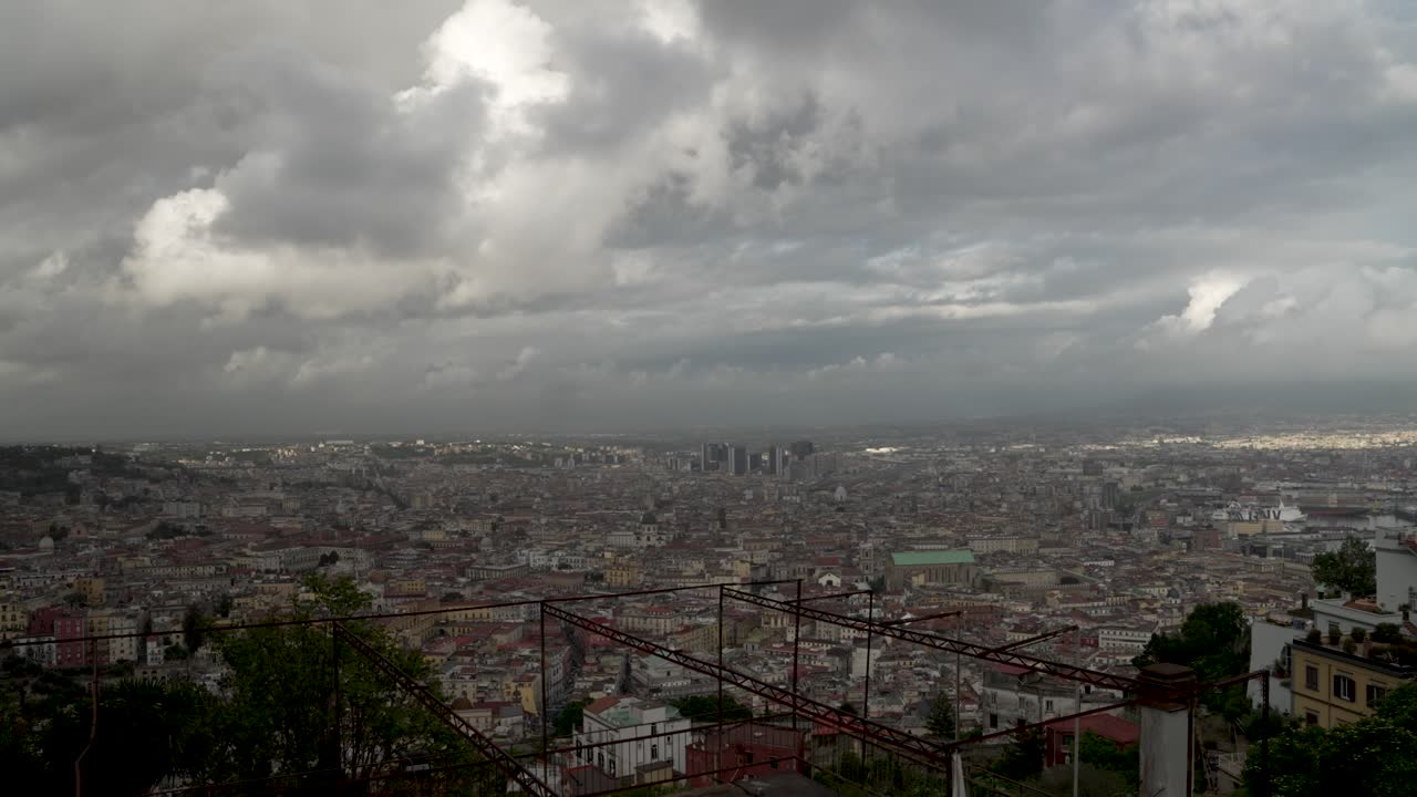 una vista panorámica de la ciudad de nápoles desde el mirador del belvedere di san martino con pesadas nubes de lluvia oscuras y dramáticas por encima, italia