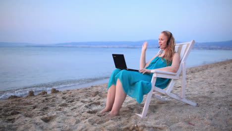 mujer hablando por skype en la playa