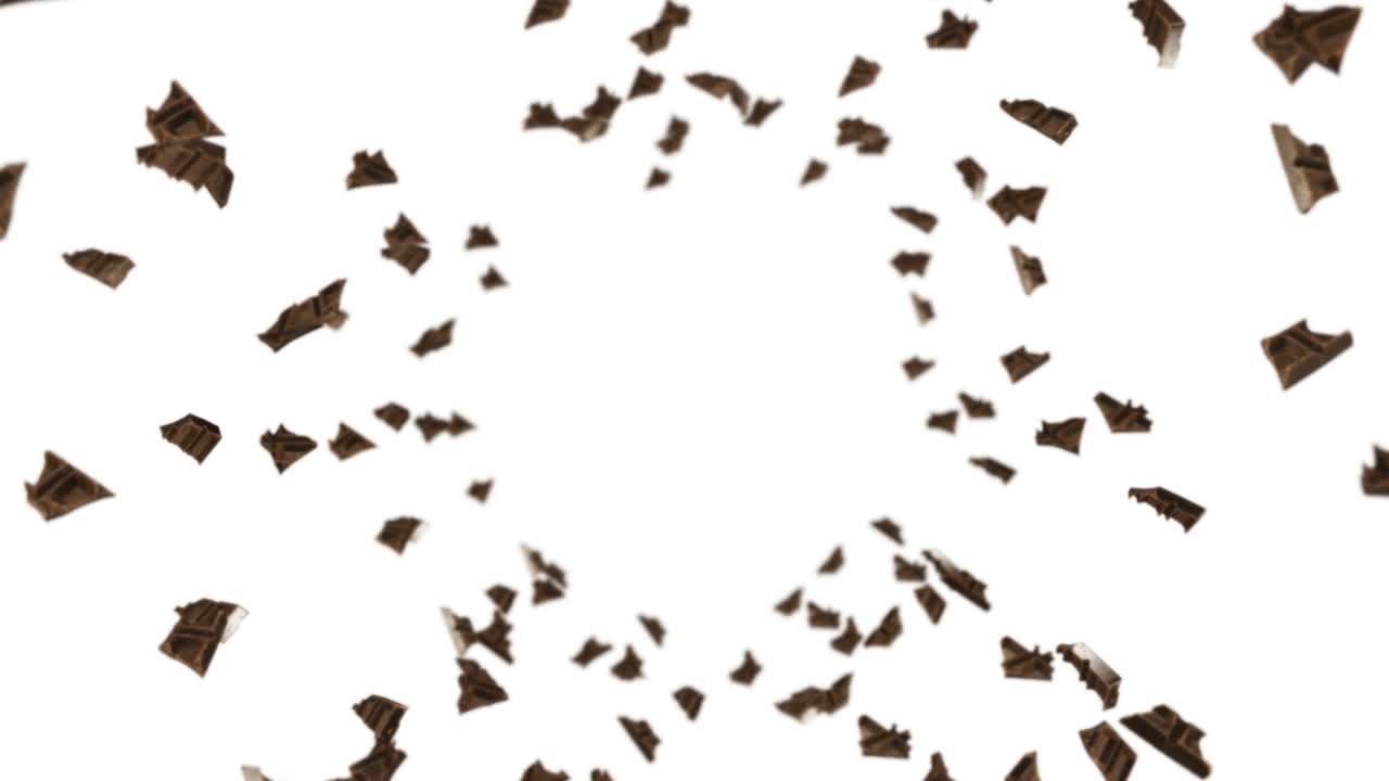 검은 바탕에 많은 초콜릿 조각을 날아. 음식과 과자. 우유와 어두운. 초콜릿 회전의 3d 루프 애니메이션.