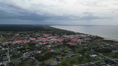 Drohnenaufnahmen-Der-Stadt-Blokhus-In-Dänemark