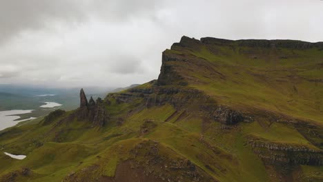 vuelo de avión no tripulado del anciano de storr y vista panorámica de la isla de skye, escocia, reino unido