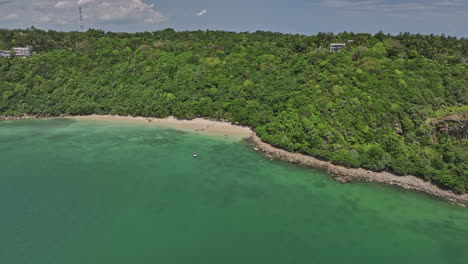 Unawatuna-Sri-Lanka-Luftaufnahme-V8-Vogelperspektive-Drohnenüberflug-Küstenbucht,-Aufnahme-Eines-Abgelegenen-Dschungelstrandes-Mit-Kristallklarem-Meerwasser-Und-Blick-Auf-Die-Rumassala-Hügel-–-Aufgenommen-Mit-Mavic-3-Cine-–-April-2023