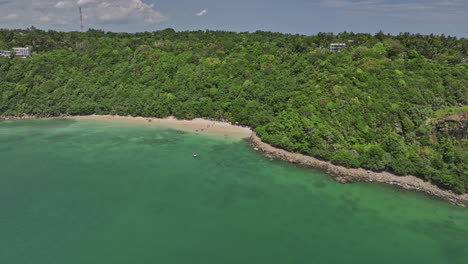 Unawatuna-Sri-Lanka-Vista-Aérea-V8-De-Pájaro-Sobrevuelo-De-La-Bahía-Costera-Que-Captura-Una-Playa-Aislada-En-La-Jungla-Con-Agua-De-Mar-Cristalina-Y-Vistas-De-La-Ladera-De-Rumassala---Filmada-Con-Cine-Mavic-3---Abril-De-2023