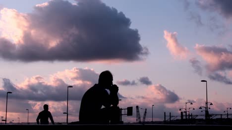 생각하는 사람들의 실루 ⁇