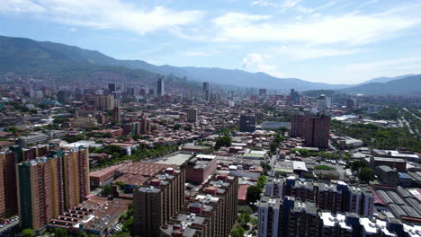 vista aérea de medellín, colombia, distritos residenciales del norte con el centro de la ciudad en el horizonte brumoso, toma de dron