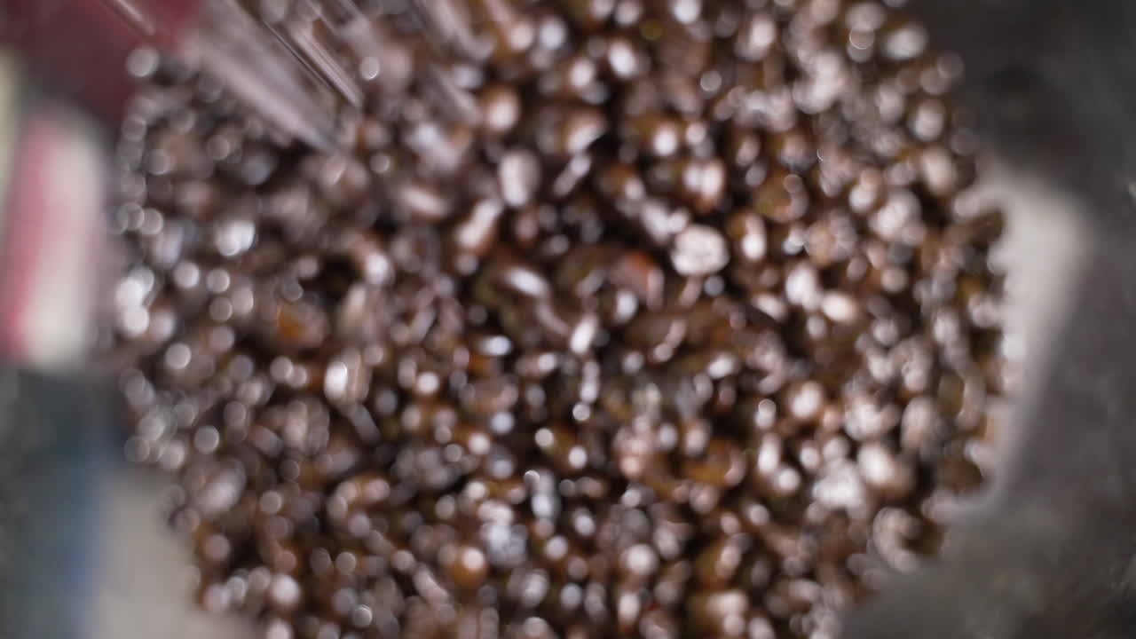 Chicchi di caffè che cadono, ripresa dall'alto.