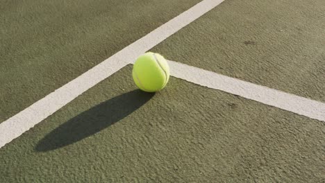 Video-Eines-Tennisballs,-Der-Auf-Dem-Tennisplatz-Liegt