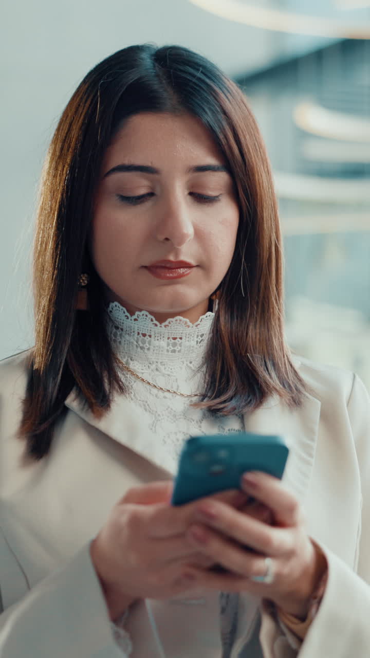 Donna utilizzando un telefono cellulare