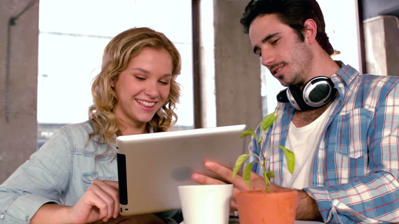 socios de negocios ocasionales trabajando juntos en una tableta