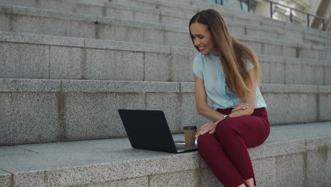 Mujer-Chateando-En-Línea-En-La-Ciudad