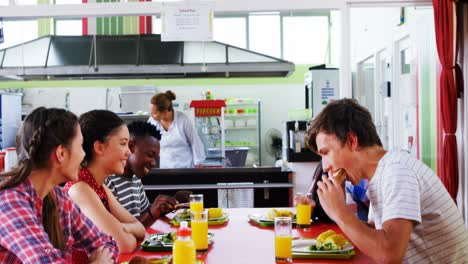 schulkinder essen zusammen mittagessen 4k