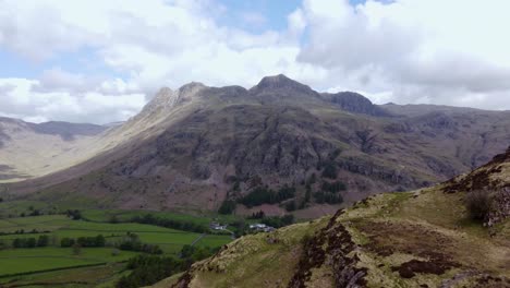 Langdale-Pikes-Ver-La-Vieja-Mazmorra-Ghyll-Desde-Arriba-Del-Lado-Pike-Lake-District-Drone-Imágenes-1