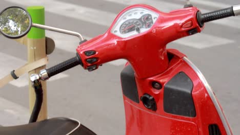 Scooter-Vintage-Rojo-Parado-En-Las-Calles-De-La-Ciudad.-Estacionamiento-De-Scooter-Retro-En-Citystreet