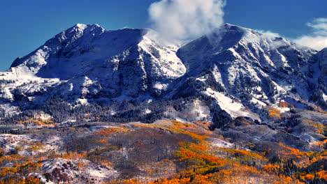 kebler pass aerial cinematográfico drone crested butte gunnison colorado estações acidente nuvem início do outono aspen árvore vermelho amarelo floresta laranja inverno primeira neve pó picos de montanhas rochosas movimento ascendente