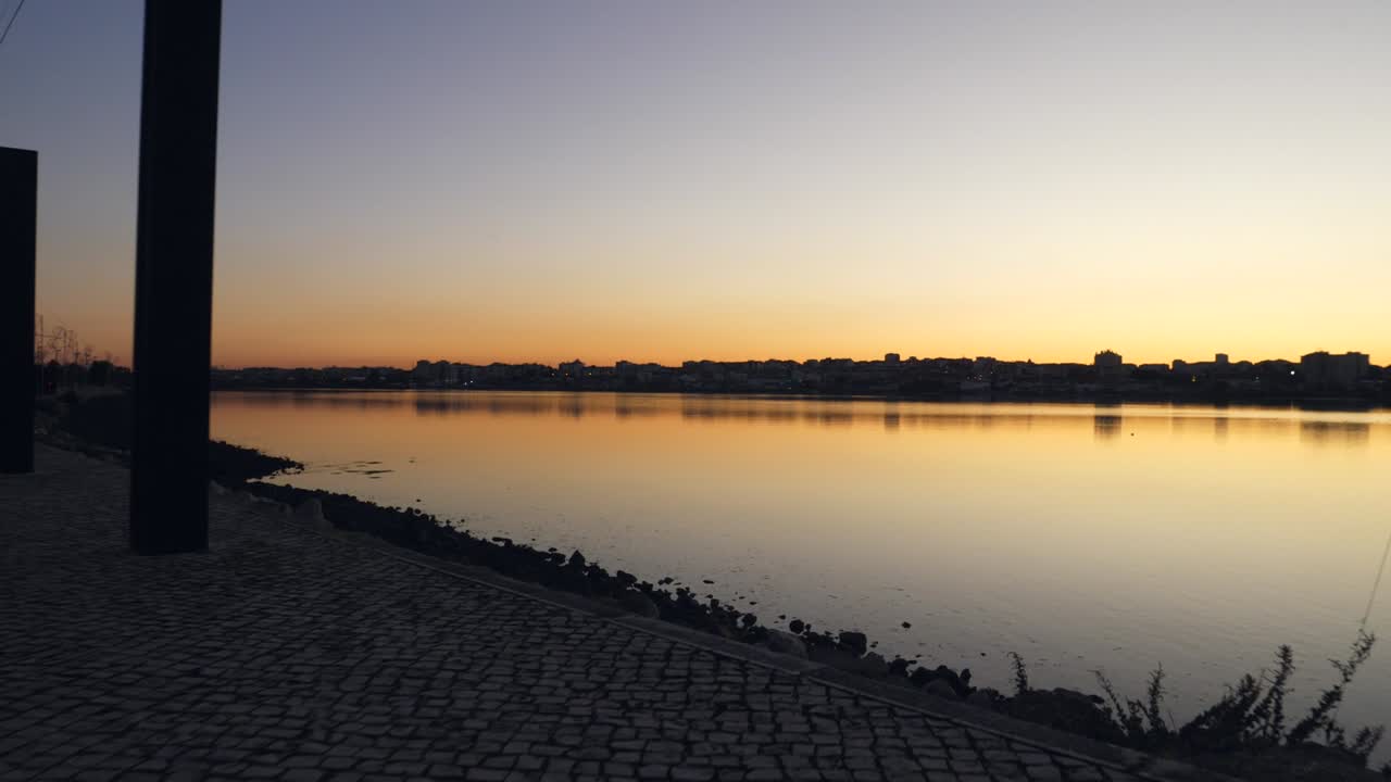 Auringonlasku joen rannalla: Rauhallinen ilta kaupungissa