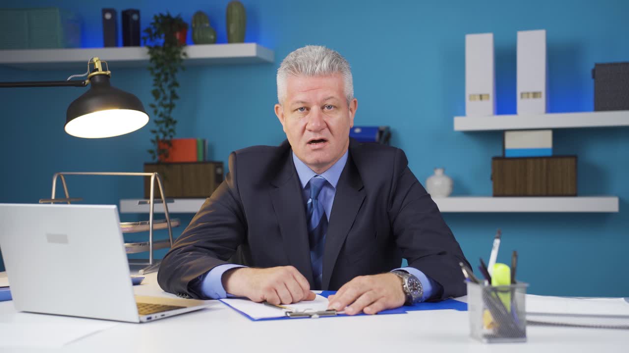 Uomo d'affari che guarda la telecamera con stupore e meraviglia