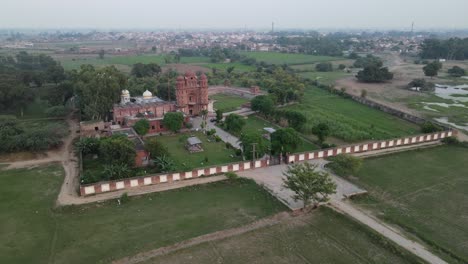 vista de drones de gurdwara rori sahib ubicado en un pequeño pueblo llamado eminabad en punjab, pakistán