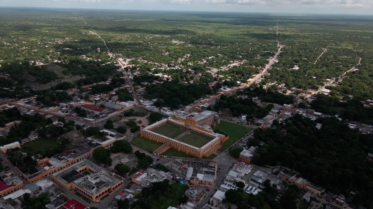vista orbital de la plaza principal de izamal, méxico