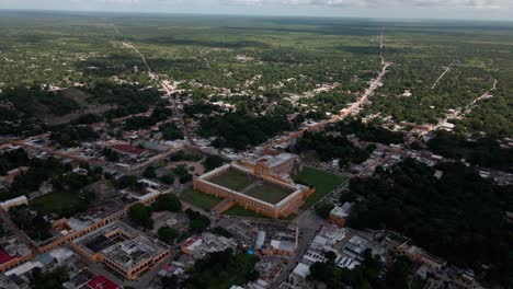 vista orbital de la plaza principal de izamal, méxico