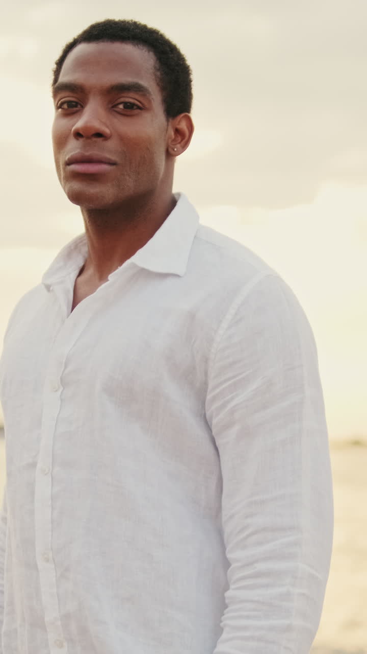 Ritratto di un uomo con una camicia bianca