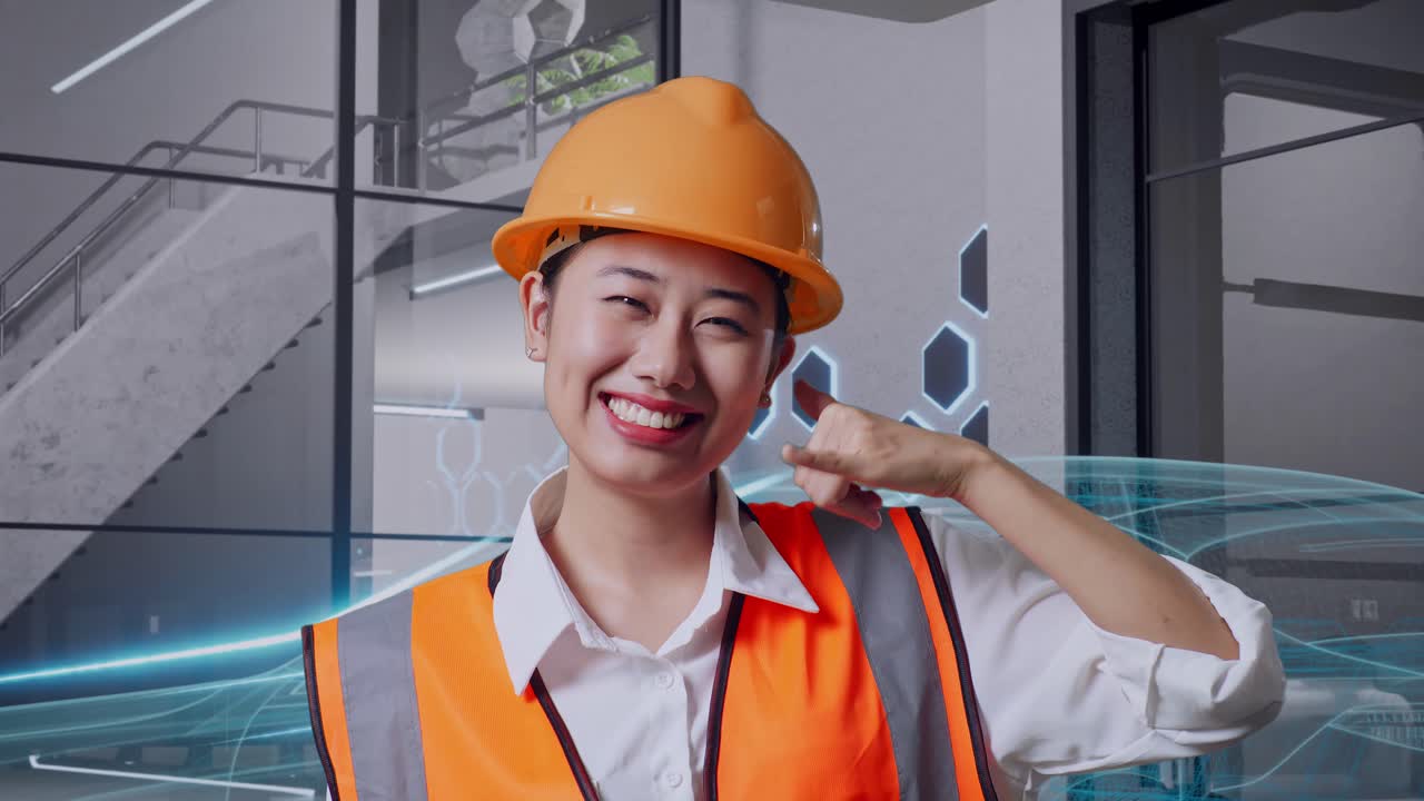 안전 헬을 입은 아시아 여성 엔지니어가 카메라를 향해 미소 짓고 전기 차량의 개념과 함께 서있는 동안 나를 불러 주십시오.