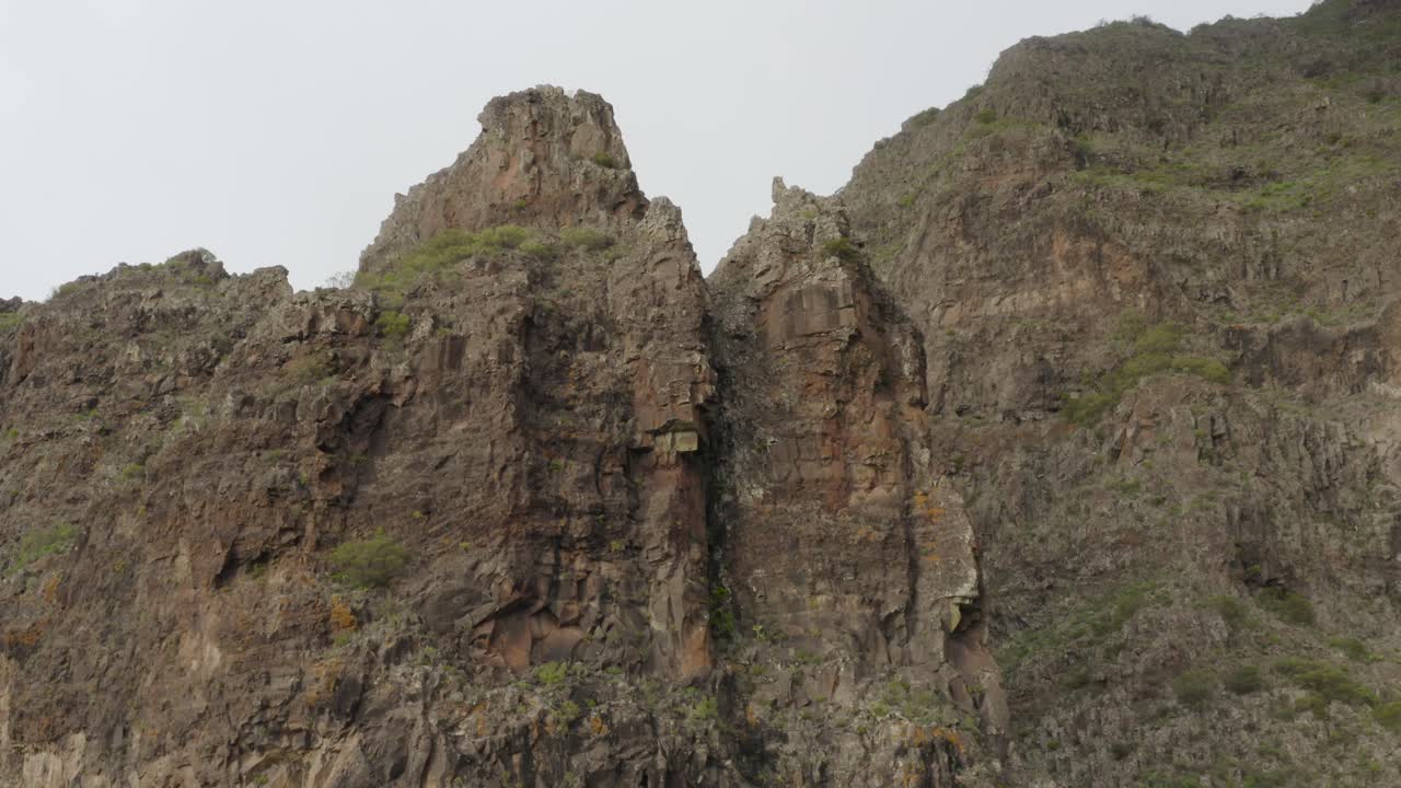 impresionante cara de roca volcánica, en un parque nacional en la isla de tenerife