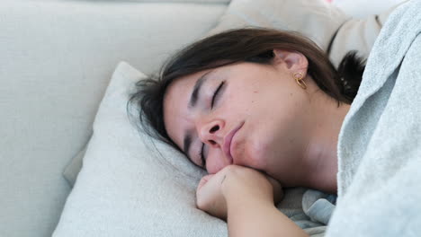 Mujer-Joven-Disfrutando-De-Un-Sueño-Profundo-Sobre-Una-Acogedora-Almohada.