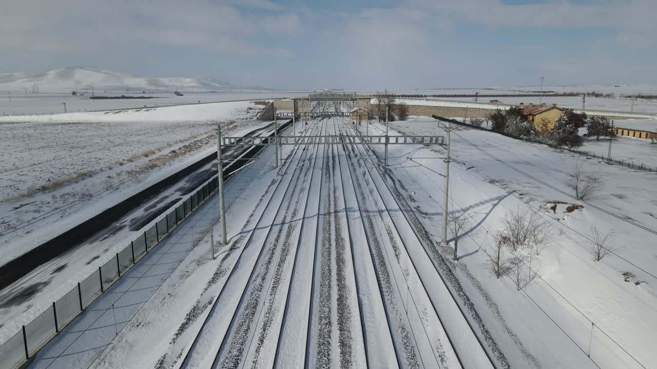 железная дорога с заснеженным поездом