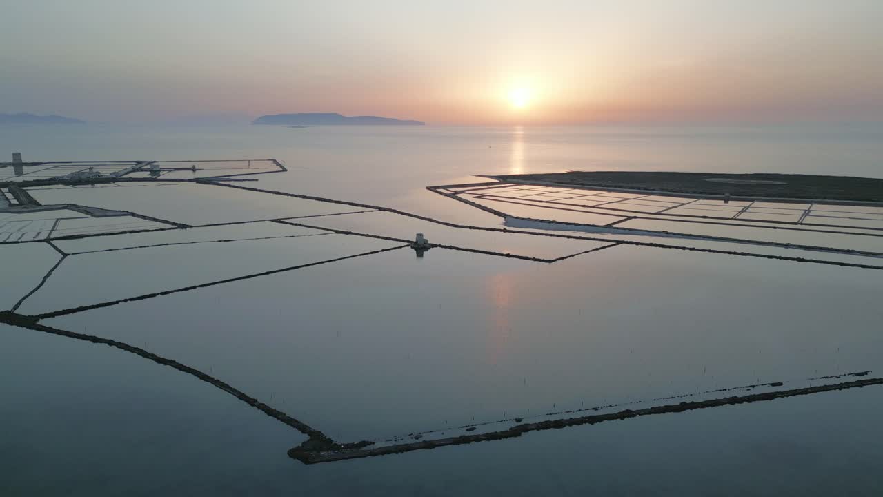에어 드론 플라이 살리네 디 트라파니 (saline di trapani) 는 이탈리아의 선 소금  (sunset salt fields) 의 자연 보호구역이다.