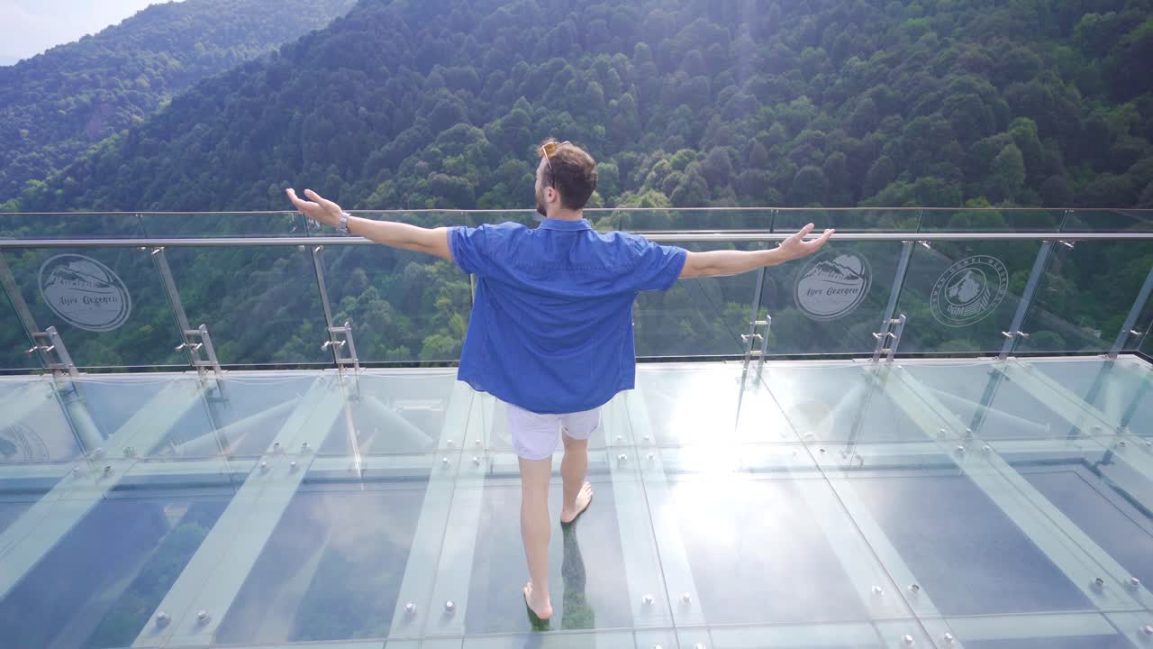 협곡에 있는 외로운 남자. 멋진 자연.