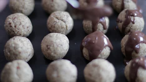 verter chocolate derretido en bolas de sudor