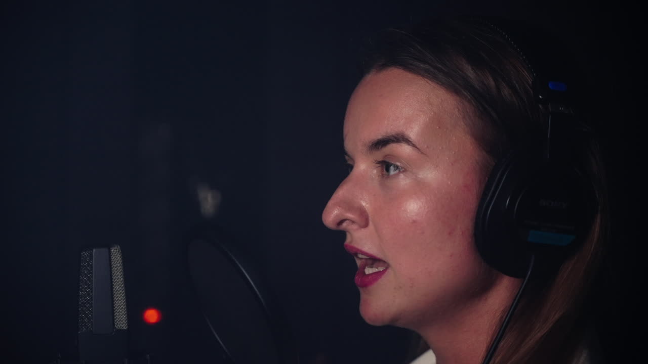 mujer grabando en un estudio profesional