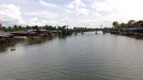 Blick-Von-Einer-Fußgängerbrücke-über-Den-Fluss-Mae-Klong-In-Thailand