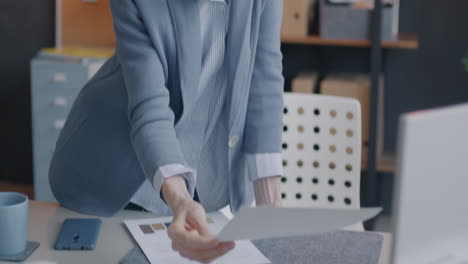 mujer de negocios trabajando en su escritorio