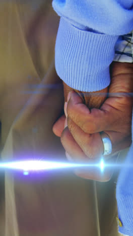 animación de la luz que se mueve sobre la sección media de la pareja de ancianos caminando tomados de la mano