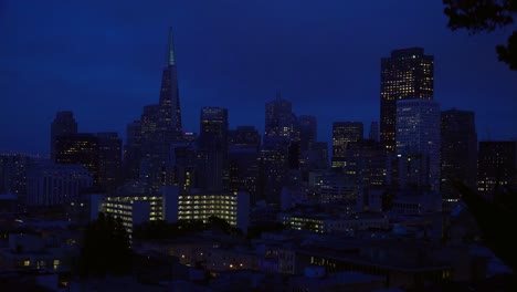 Establecimiento-De-Tiro-De-San-Francisco,-California-En-La-Noche-Con-El-Puente-De-La-Bahía-De-Fondo-4