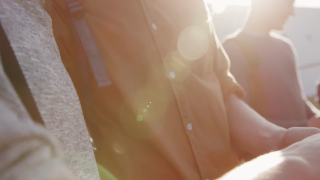 십대 들 이 학교  ⁇  에서 어울리고 있다