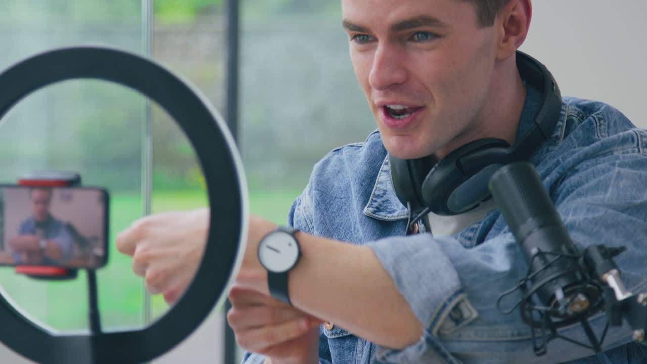 남성 블로거 라이브 스트리밍 손목 시계 제품 리뷰 비디오 집에서 휴대 전화로 녹음