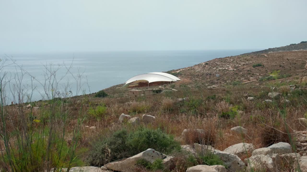 mnajdra 거석 사원 단지는 흐린 날 몰타 섬의 바닷물 근처 야외, 정적 샷