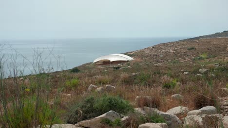 complejo de templos megalíticos de mnajdra al aire libre en un día nublado cerca del agua del océano en la isla de malta, tiro estático