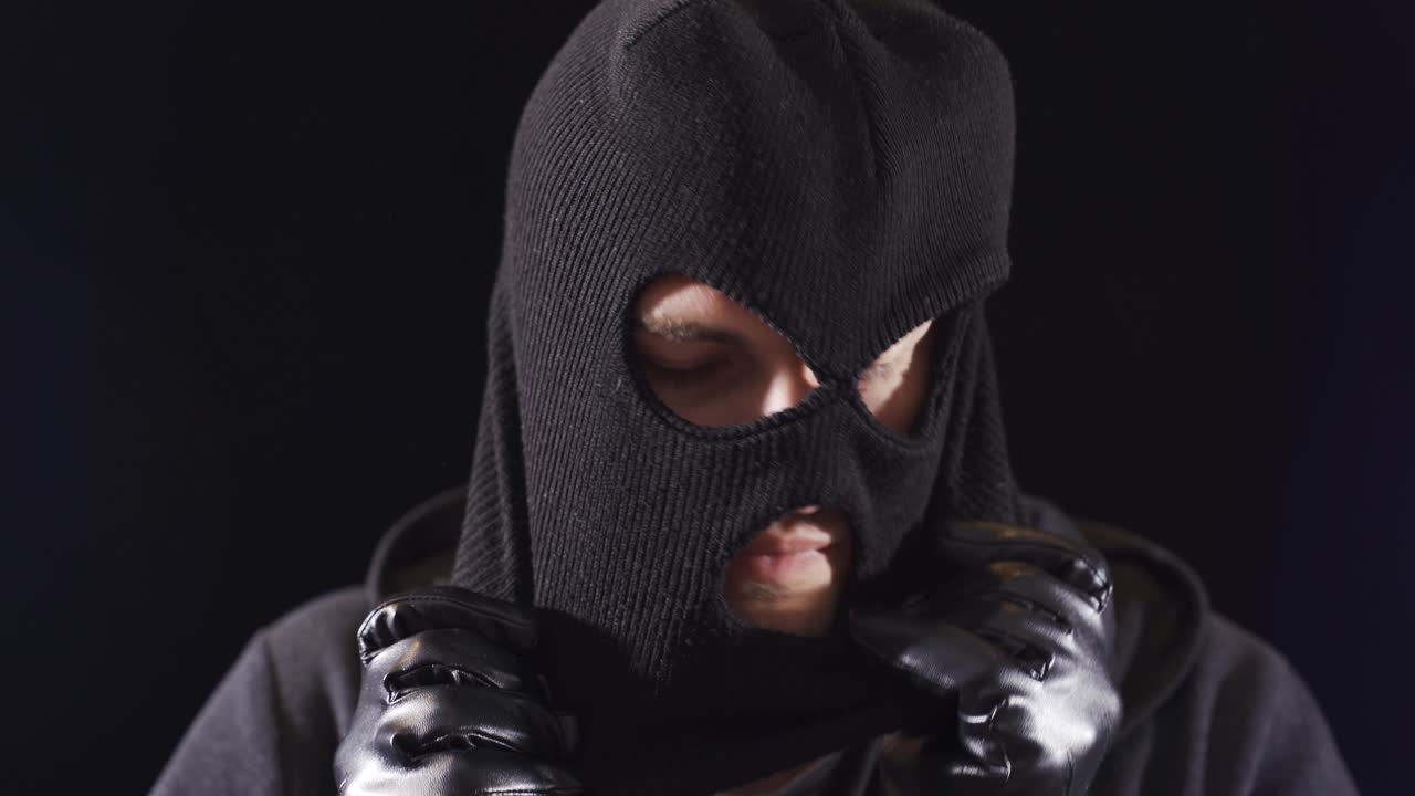 un ladrón con una máscara de esquí.
