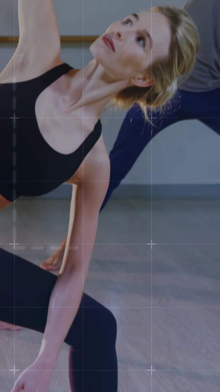 Vídeo vertical: Treinador orientando mulher em exercício de flexão lateral para mobilidade perto de uma barra, com gráficos HUD se alinhando.