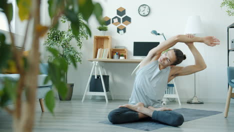hombre haciendo yoga en casa