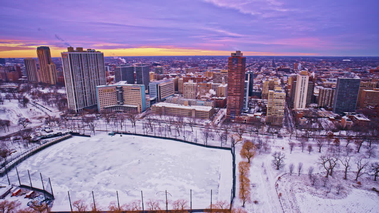Impresionante toma de dron del Loop del centro de Chicago al amanecer en invierno