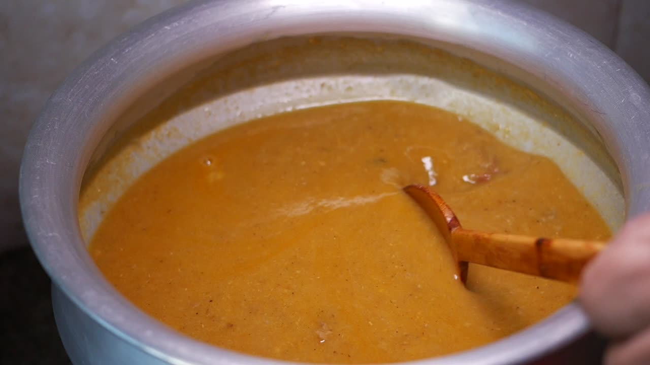 una olla de sopa de lentejas