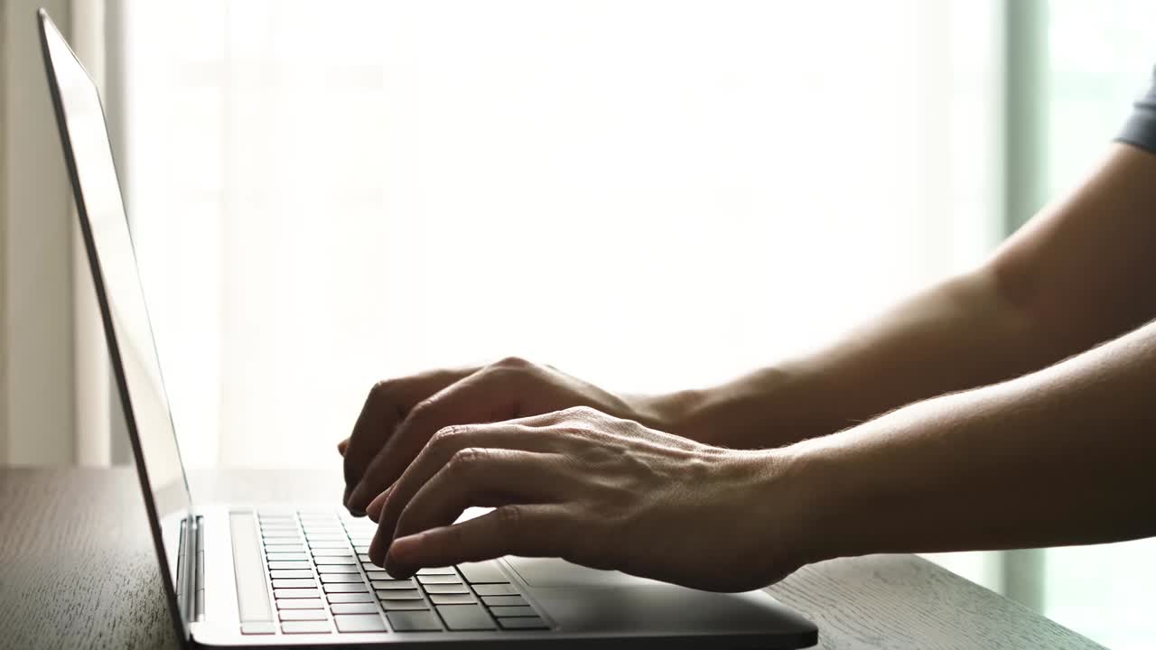 un trabajador informático. está escribiendo texto en el teclado de la computadora. y trabajando en casa, concepto de tecnología